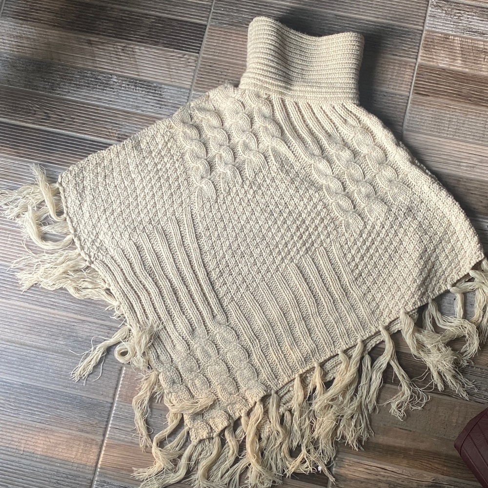 🎁Cream Knit Poncho with Fringe - Picture 2 of 6